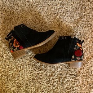 🌻 Size 6 Adorable Floral Booties